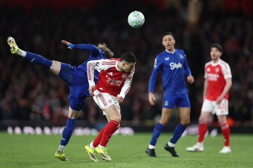 Arsenal goalkeeper celebrating with teammate after goal vs Everton